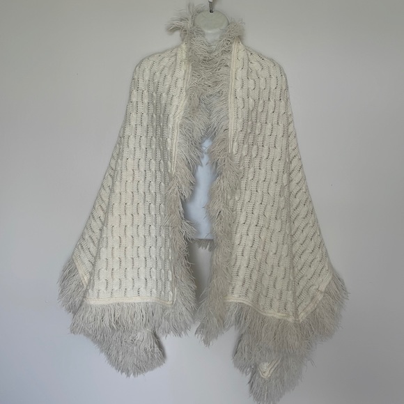 Classic cable knit fringed shawl - Picture 1 of 9